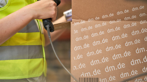 Paket bei dm wird verpackt