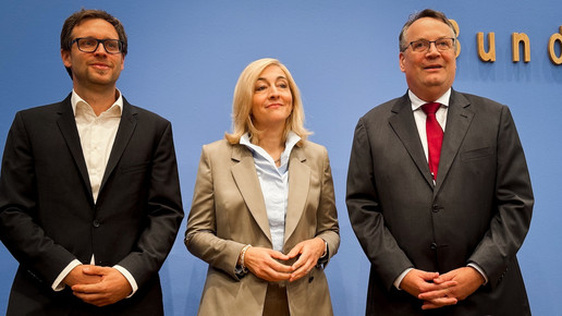 Gesundheitsministerin Nina Warken mit Professor Thüsing und Professor Laxy in der BPK