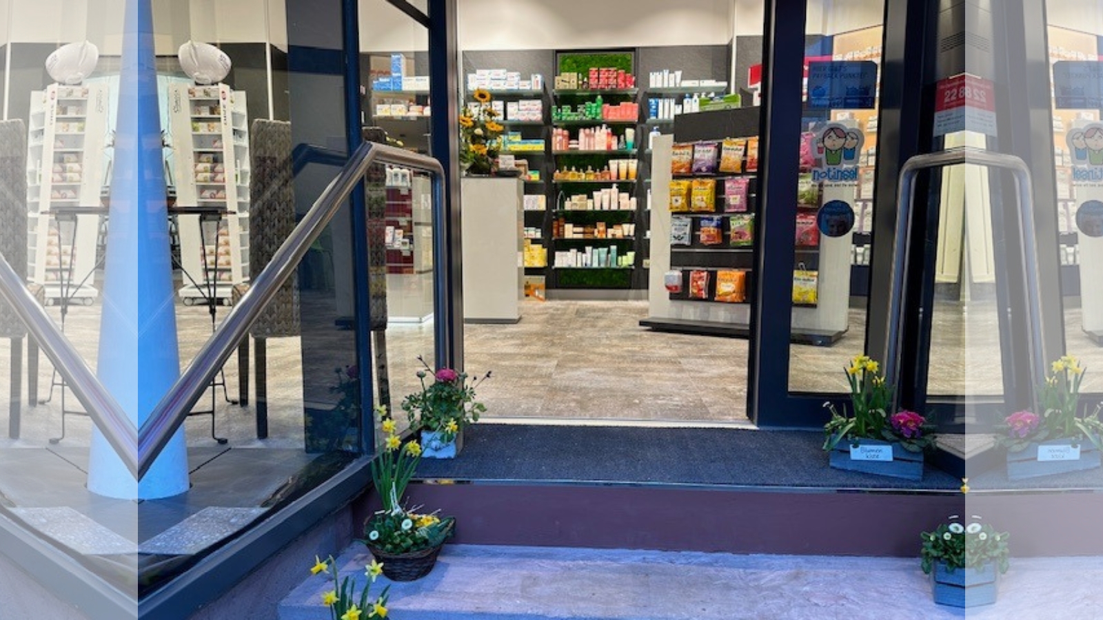 Foto: Eingangsbereich der Sonnen-Apotheke in Eberbach von draußen.