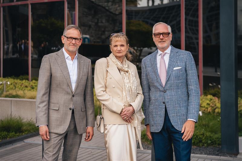 Apotheker Dirk Vongehr, Apothekerin Gabriela Hame-Fischer und Marcus Freitag stehen in der Sonne.