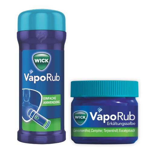 Zwei Packshots von WICK VapoRub – links ein Applikator für die einfache Anwendung, rechts der klassische Tiegel mit Erkältungssalbe.